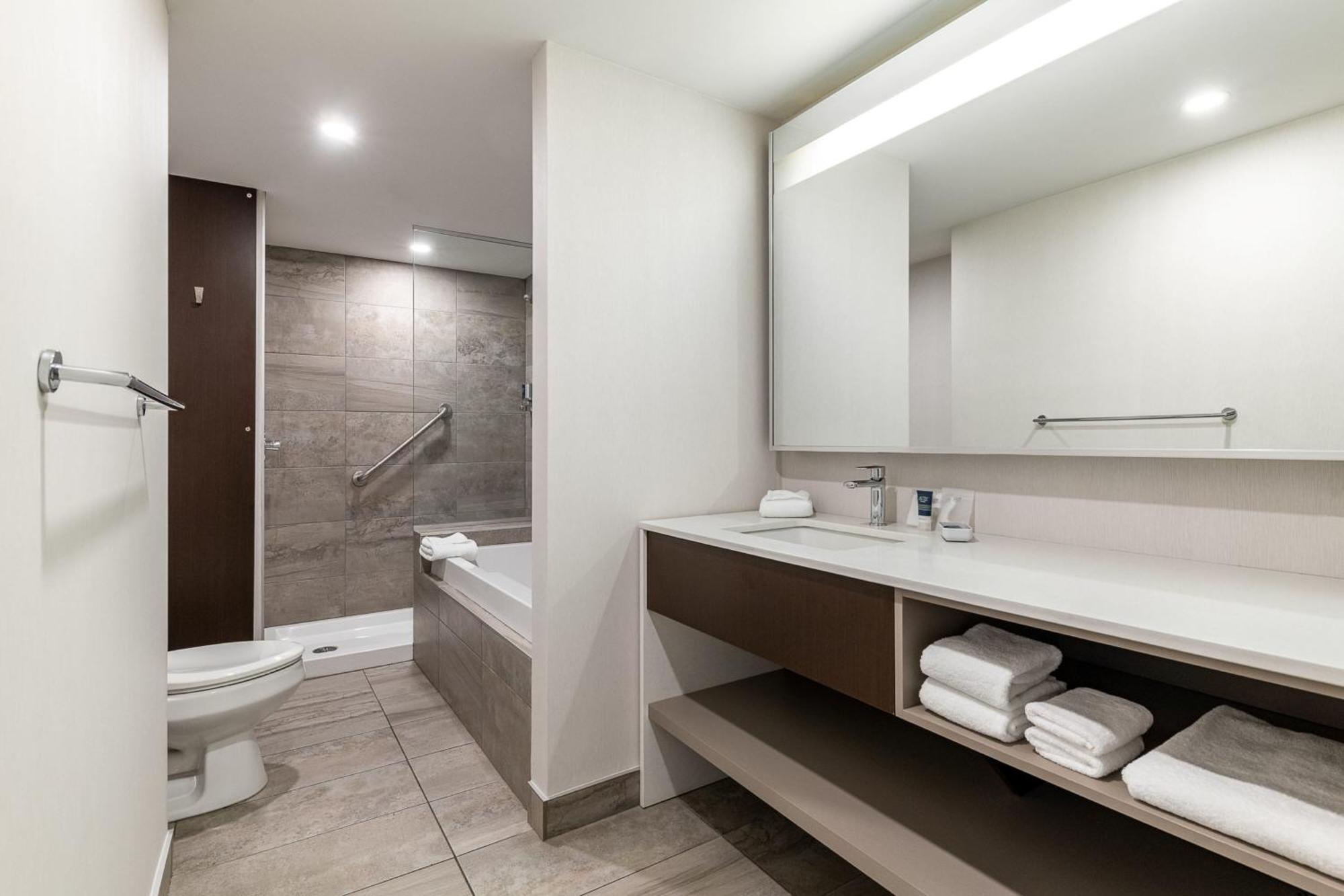 Four Points By Sheraton Levis Convention Centre Exteriör bild