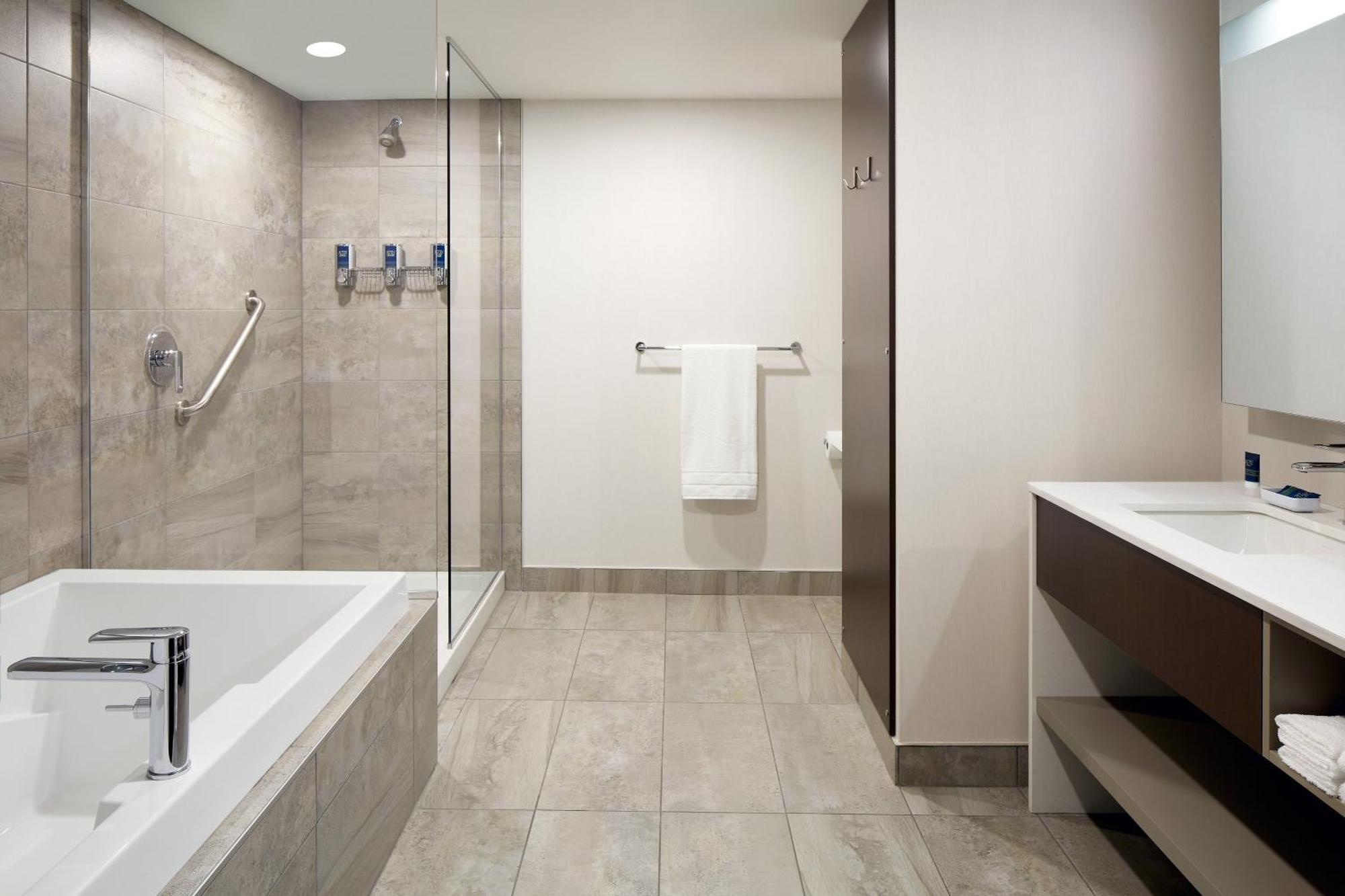 Four Points By Sheraton Levis Convention Centre Exteriör bild