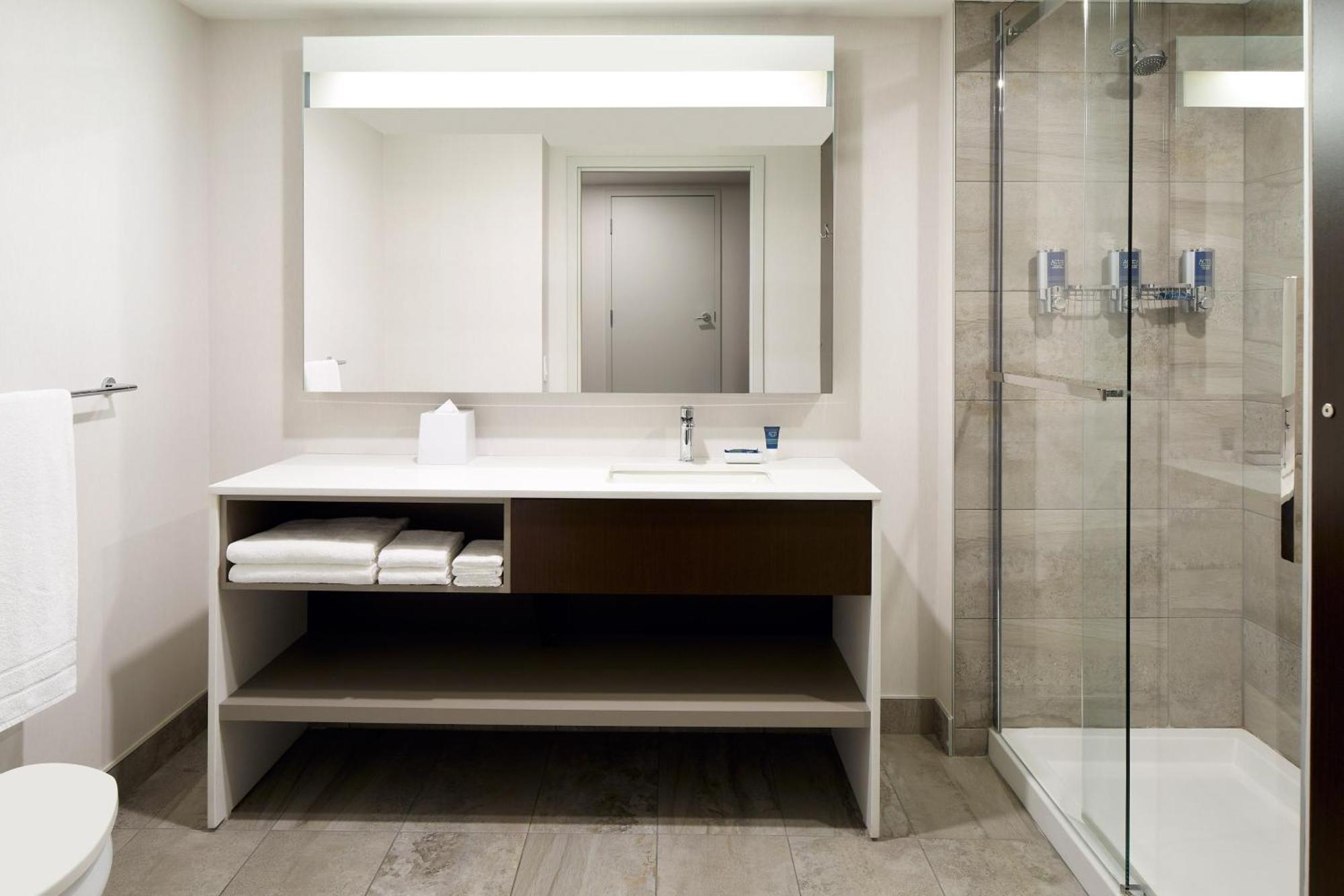 Four Points By Sheraton Levis Convention Centre Exteriör bild